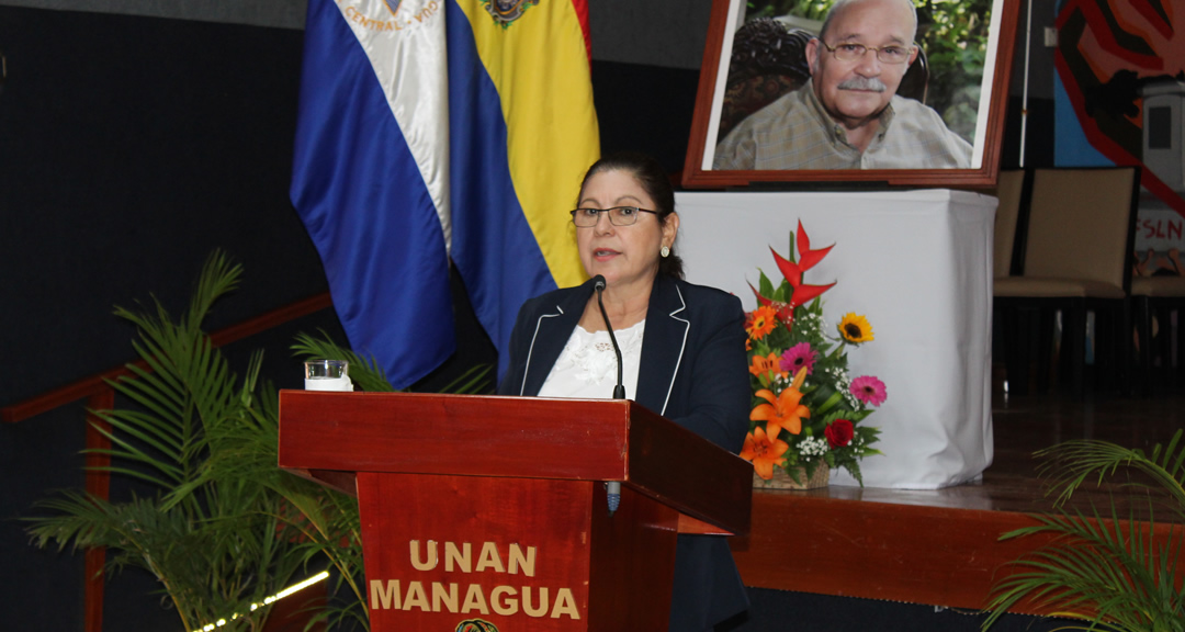 Maestra Ramona Rodríguez Pérez, Presidenta del CNU y Rectora de la UNAN-Managua, durante su disertación.