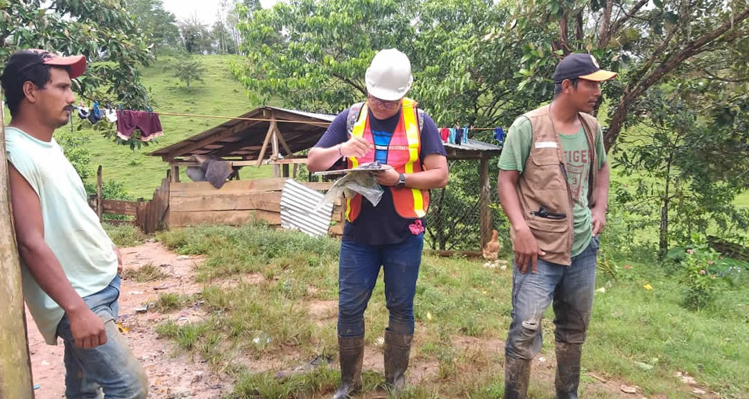 Brigadistas trabajan en la recopilación de información para la evaluación de daños