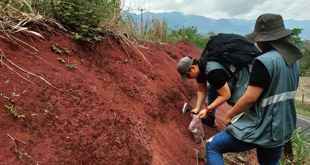 Futuros ingenieros geológicos analizan zonas susceptibles en Cráter de Pantasma