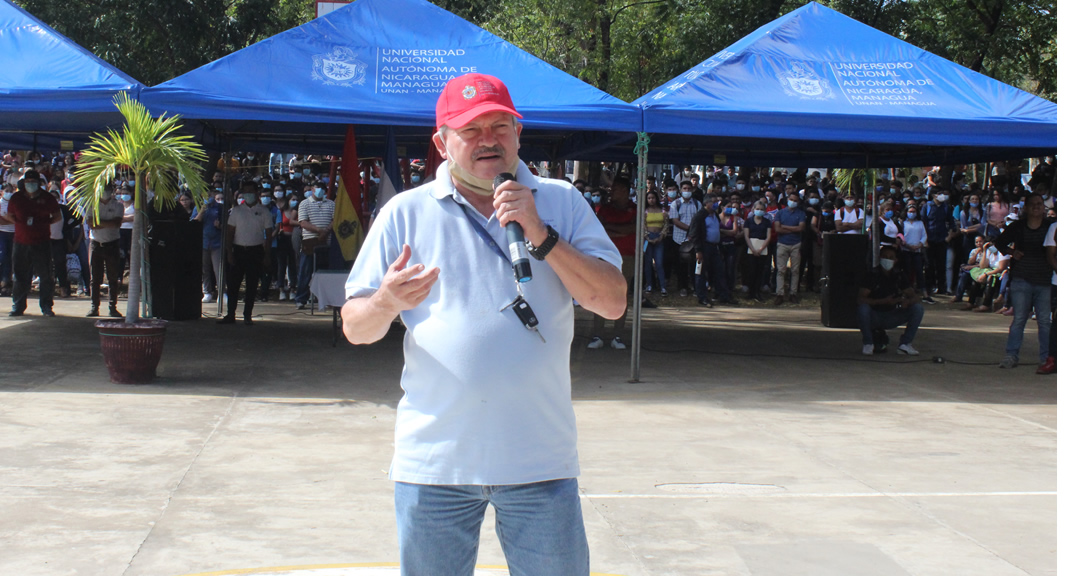 MSc. Alejandro Genet brinda palabras de bienvenida a los estudiantes