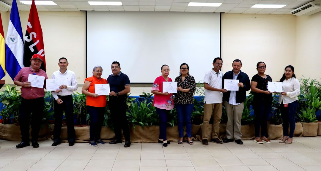Protagonistas del curso Evaluación Auténtica para el Aprendizaje reciben certificado