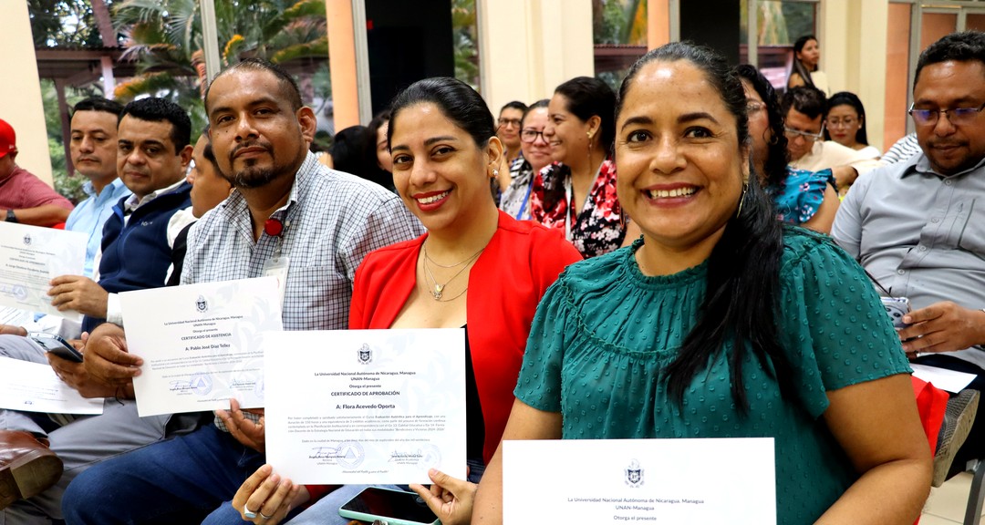 Protagonistas del curso Evaluación Auténtica para el Aprendizaje reciben certificado