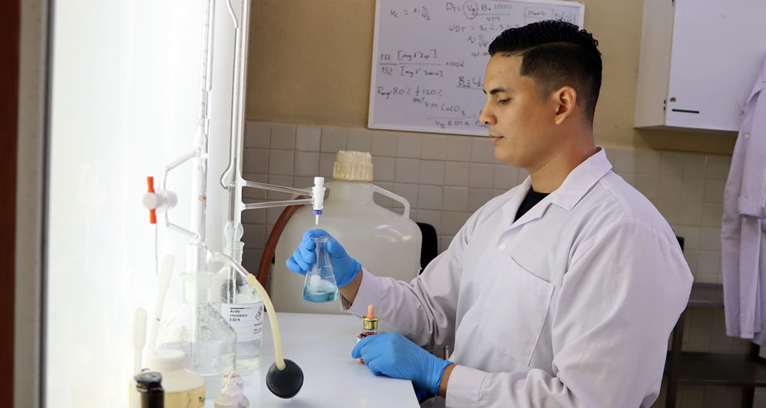 A temprana edad Mario Mejía descubrió su amor por la química y el medioambiente