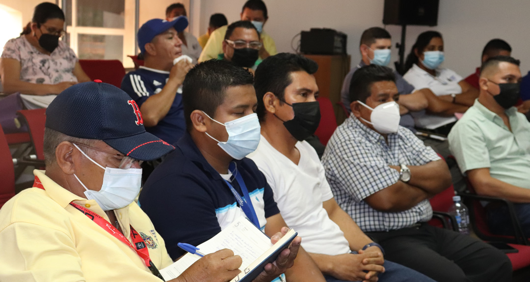Personal de la UNAN-Managua durante la capacitación sobre extinción de incendios desarrollada en el IGG-CIGEO