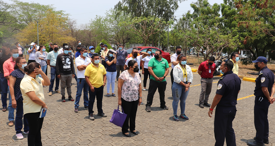 Miembros de la Academia de Bomberos explican el proceso de evacuación