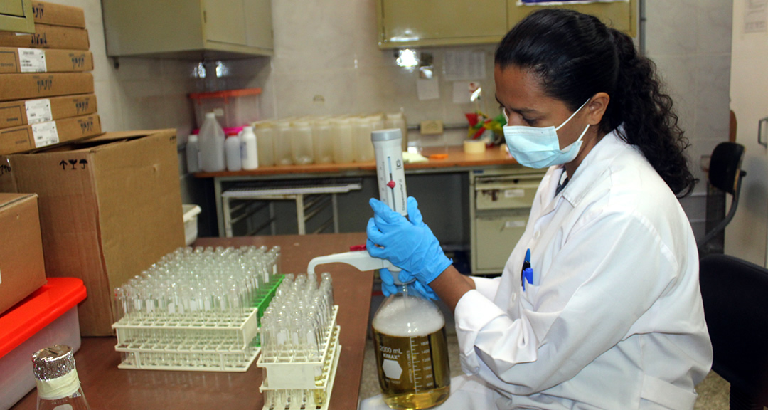 Análisis de aguas potables, naturales y residuales, misión del Laboratorio de Microbiología del CIRA UNAN-Managua