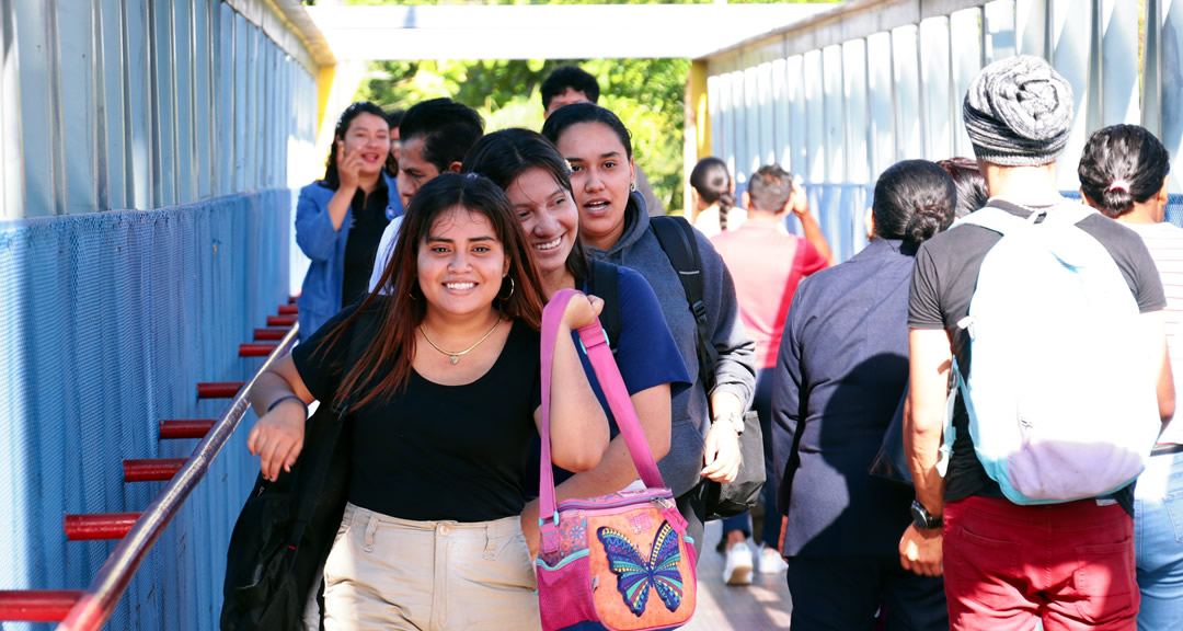 Estudiantes ingresan al RURD para el inicio de sus clases, año académico 2023