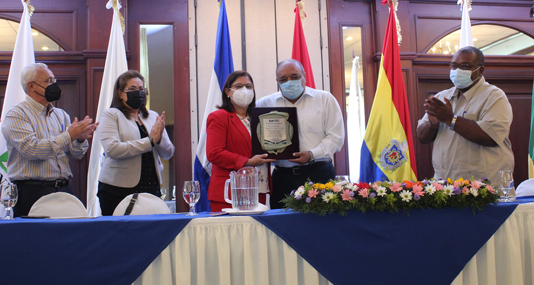 Entrega de reconocimiento al Ing. Arturo Collado