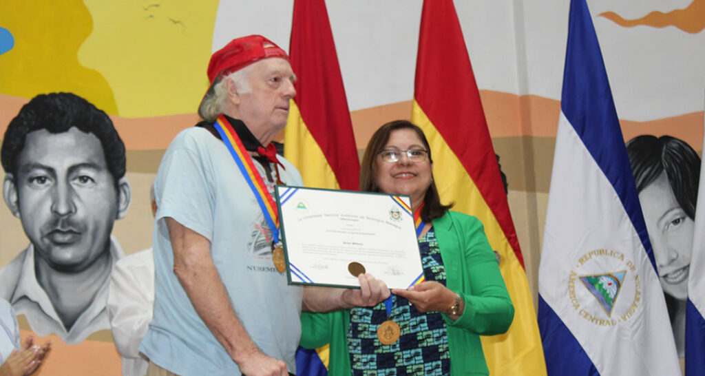 UNAN-Managua otorga doctorado honoris causa en humanidades a Brian Willson, activista por la paz
