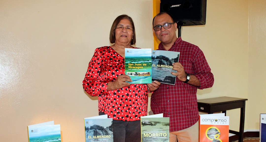 La Directora de Extensión Universitaria, Dra. Jilma Romero Arrechavala junto al Director del Departamento Multidisciplinario de la Facultad de Educación e Idiomas, Dr. Julio Orozco, ambos docentes investigadores.