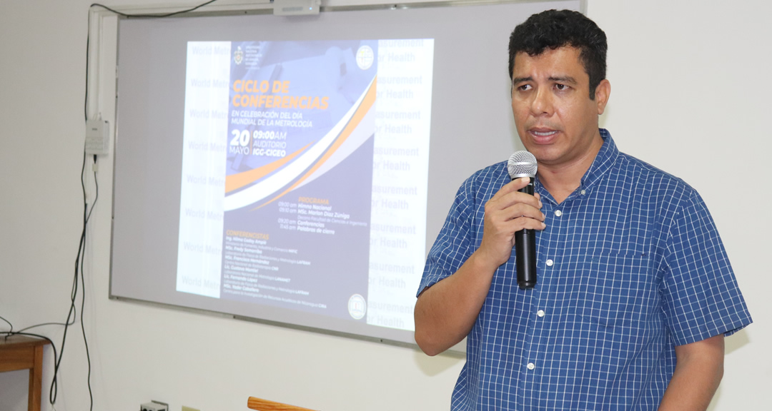 Decano de la Facultad de Ciencias e Ingeniería brinda las palabras de apertura.