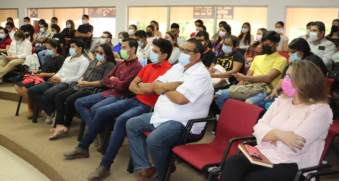 Docentes y estudiantes participan en ciclo de conferencias.