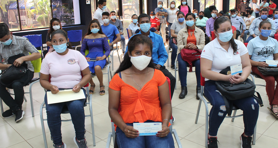 Bachilleres que recibieron beca otorgada por el CNU