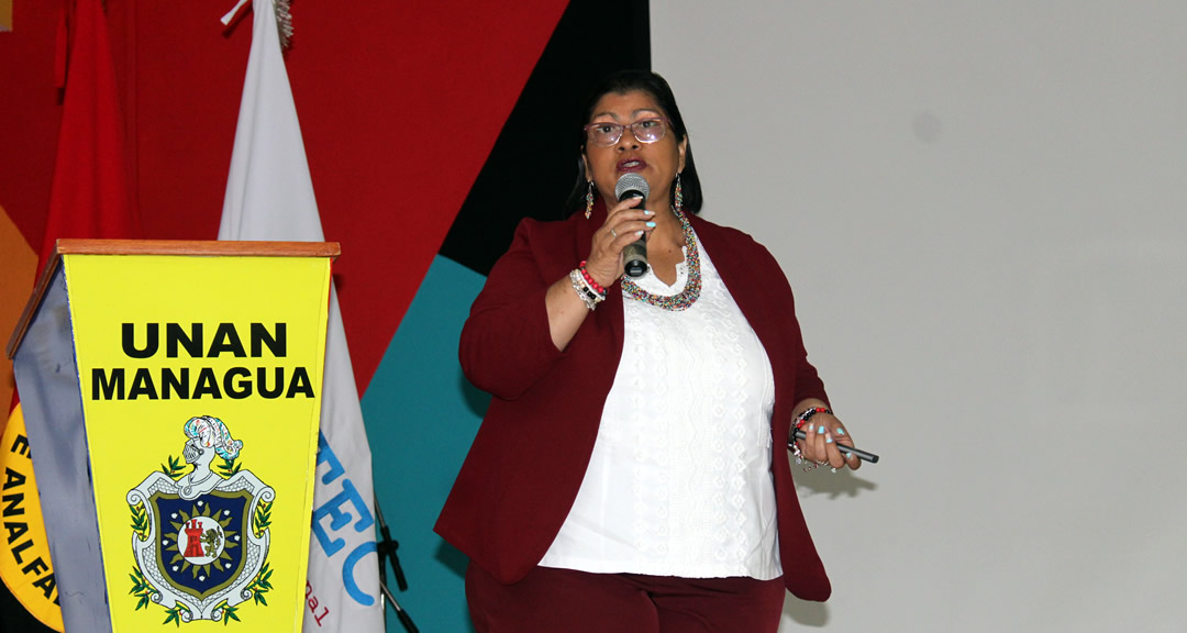 Máster Lilliam Herrera Moreno, ministra de Educación, durante su disertación.