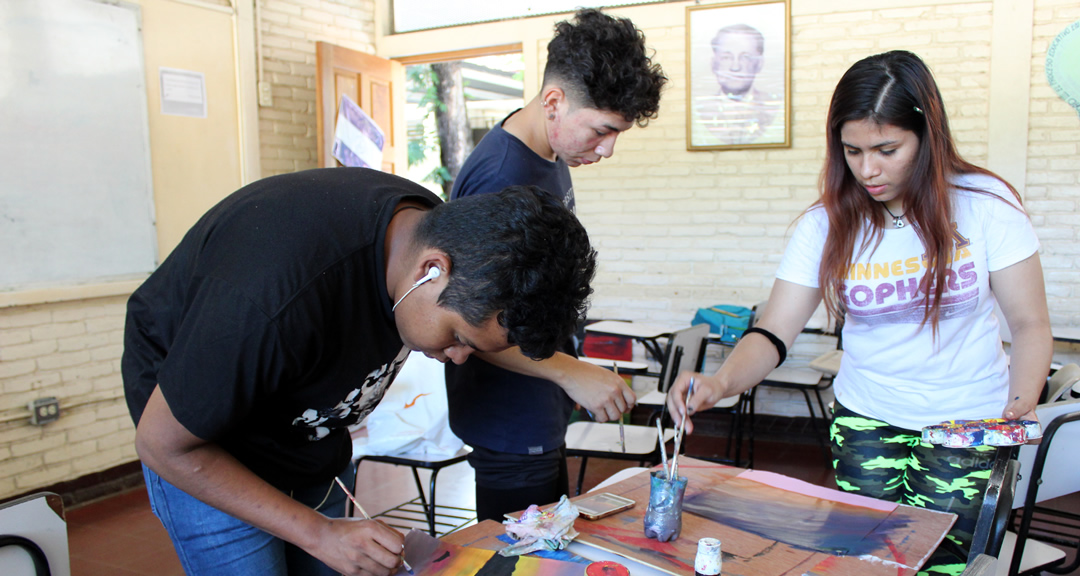 Estudiantes del taller de pintura aplican técnicas de combinación de colores para lograr texturas precisas en sus obras.