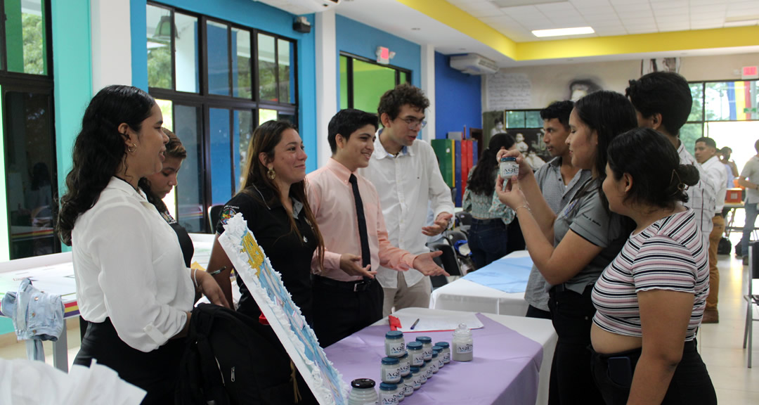 Universitarios durante la presentación de sus proyectos.