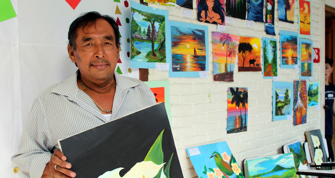 El maestro William González Vásquez, facilitador de los talleres de pintura y dibujo.