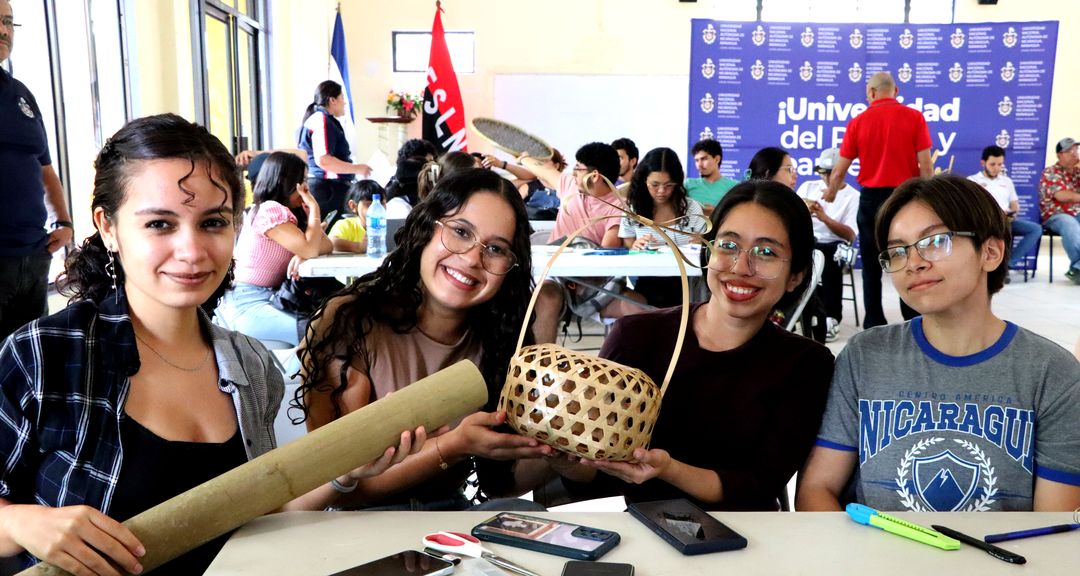 Estudiantes de Agroindustria del CUR-Matagalpa fortalecen competencias sobre arte en bambú