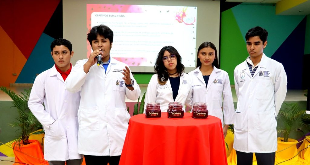 Universitarios demuestran conocimientos y habilidades en concurso de soluciones químicas