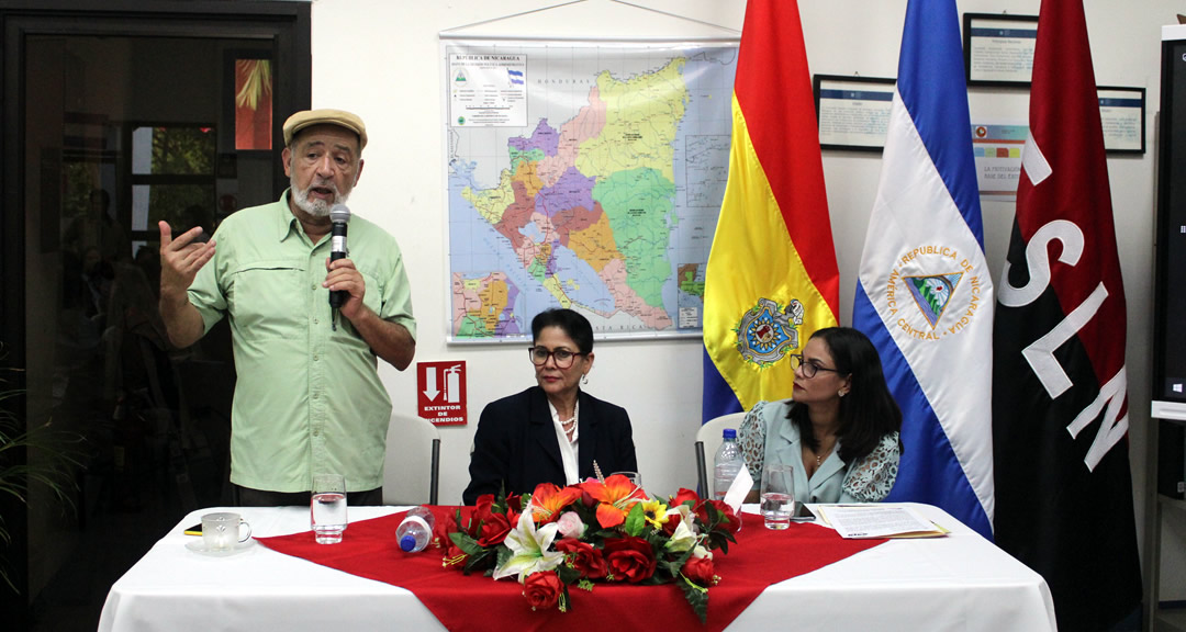 De izq. a der. cineasta Adrián Carrasco, máster Telma López e Ileana Martínez.