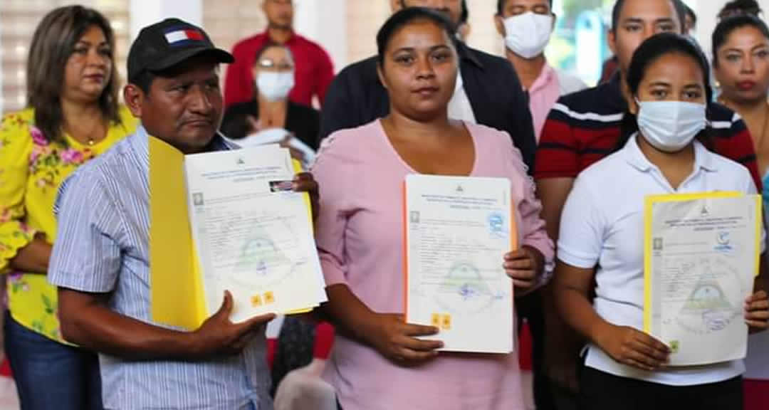 Protagonistas recibieron certificados de registros de marcas