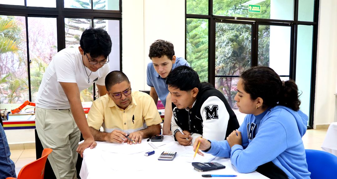 Universitarios fortalecen pensamiento lógico y analítico en concurso matemático
