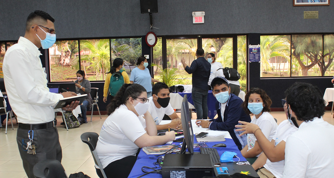 Estudiantes durante la competencia