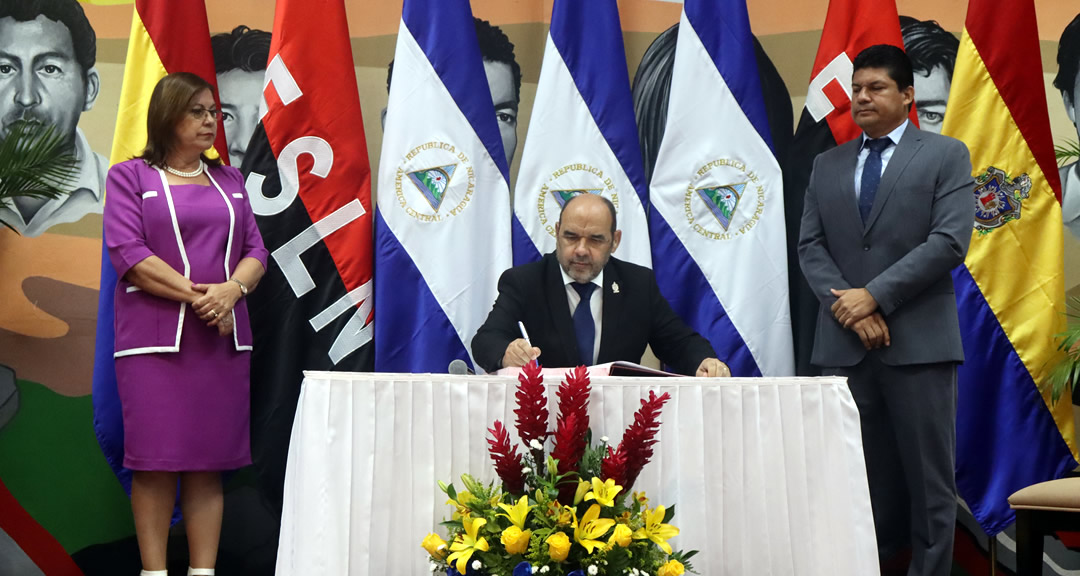 Doctor Lobato durante la firma del acta