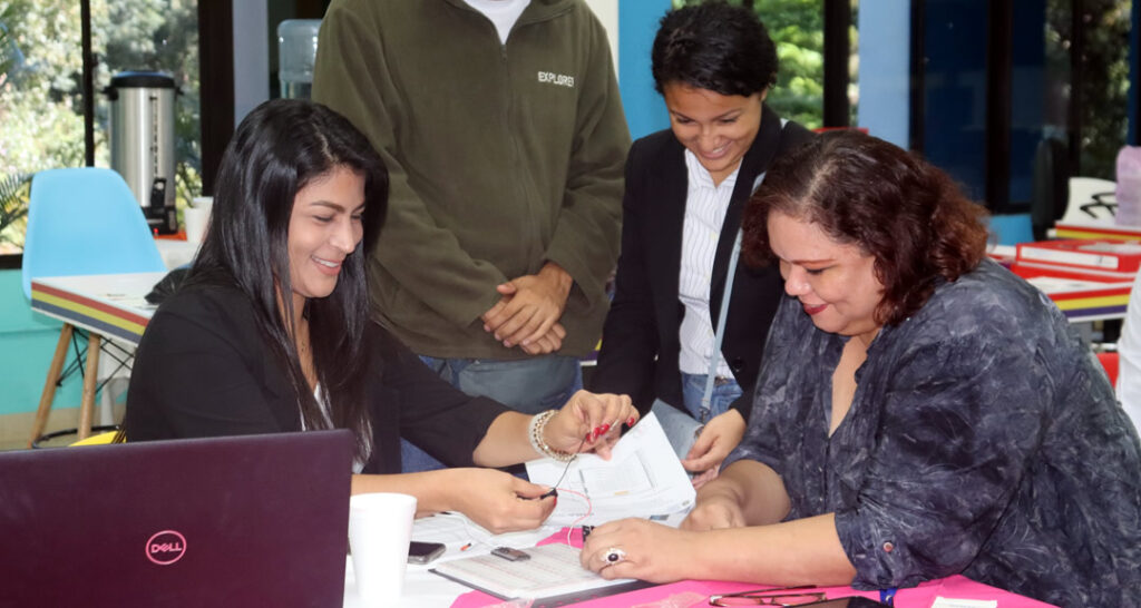 Docentes se capacitan en el tema de Internet de las Cosas (IoT) - UNAN ...