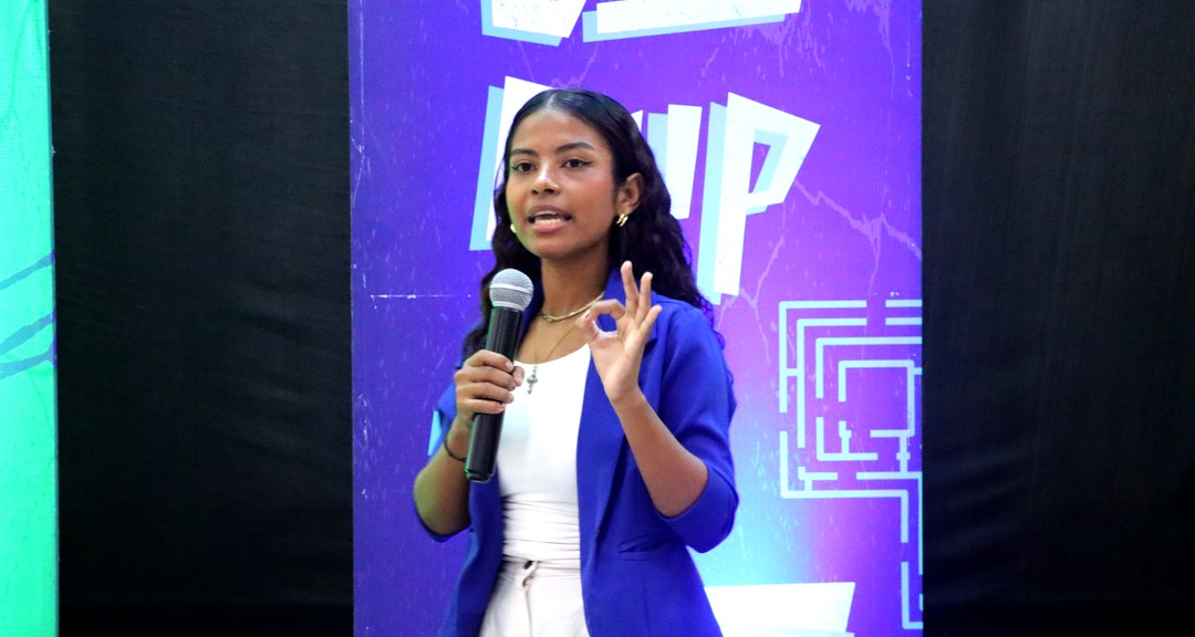 Estudiantes presentan mediante pitch sus proyectos tecnológicos en el marco del Hackathon Nicaragua 2025