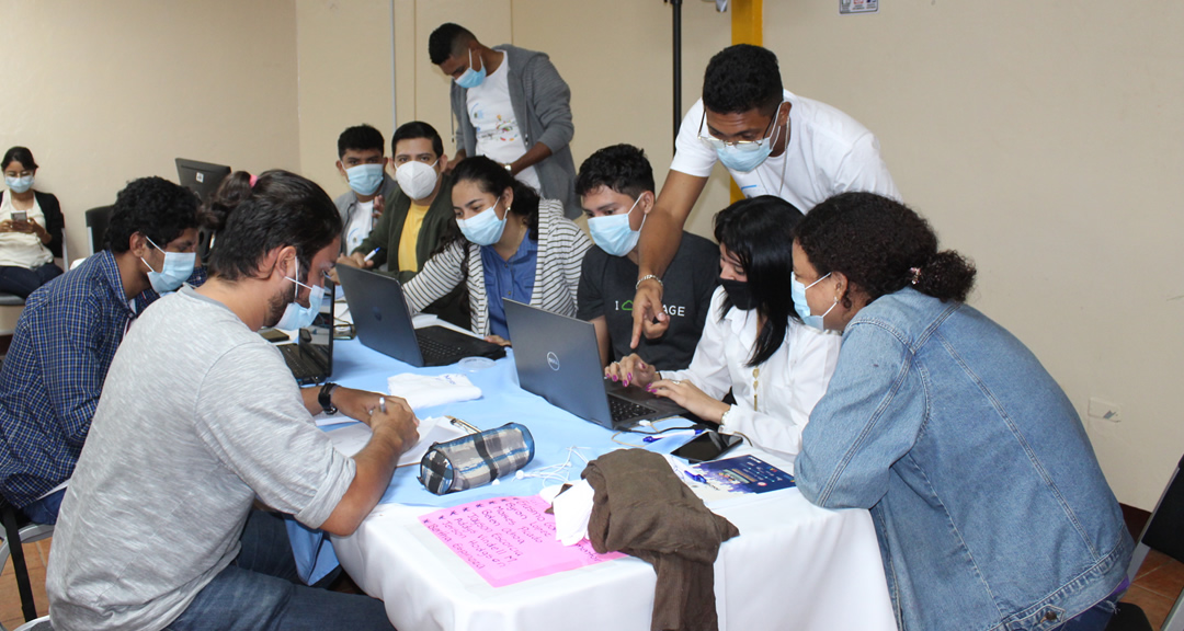 Estudiantes durante la competencia