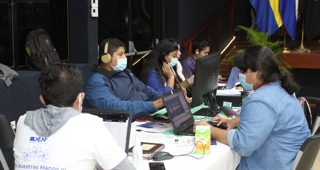 Estudiantes trabajando en los desafíos en horas de la noche