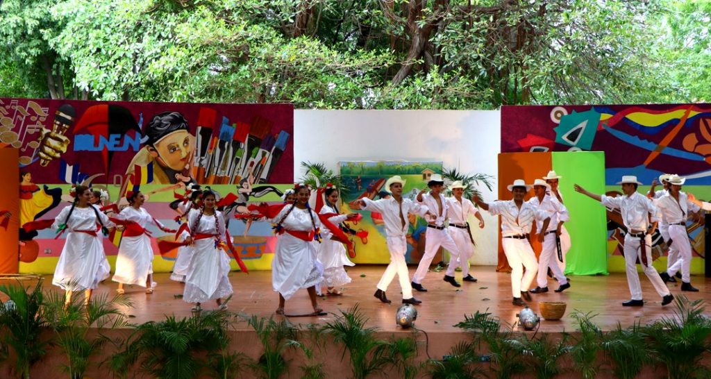 Artistas universitarios celebran encuentro de danzas regionales y variedades