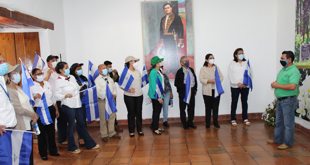 Autoridades universitarias durante el recorrido