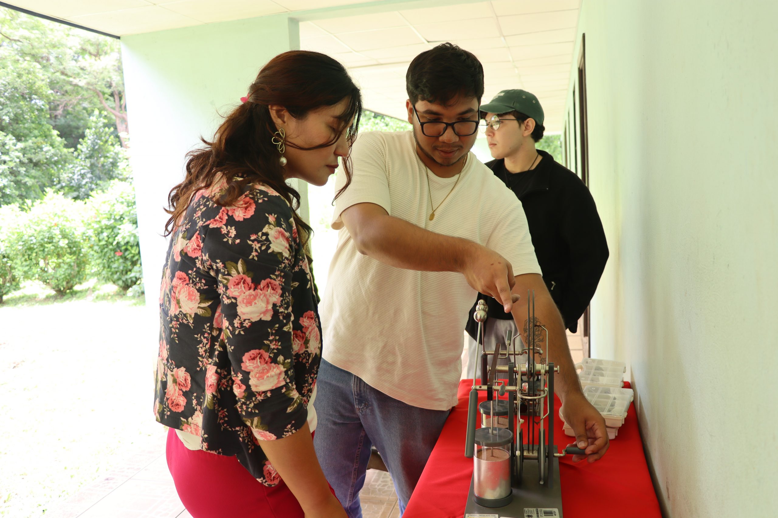 Ciencias Básicas y Tecnología efectúa encuentro académico enfocado en la ciencia de la física