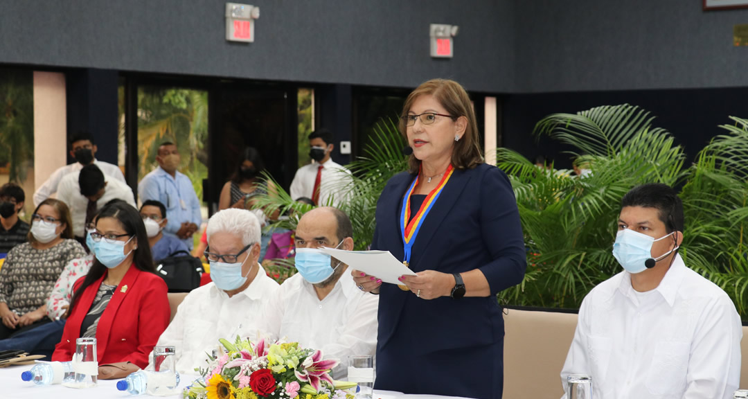 Maestra Ramona Rodríguez Pérez presenta título otorgado