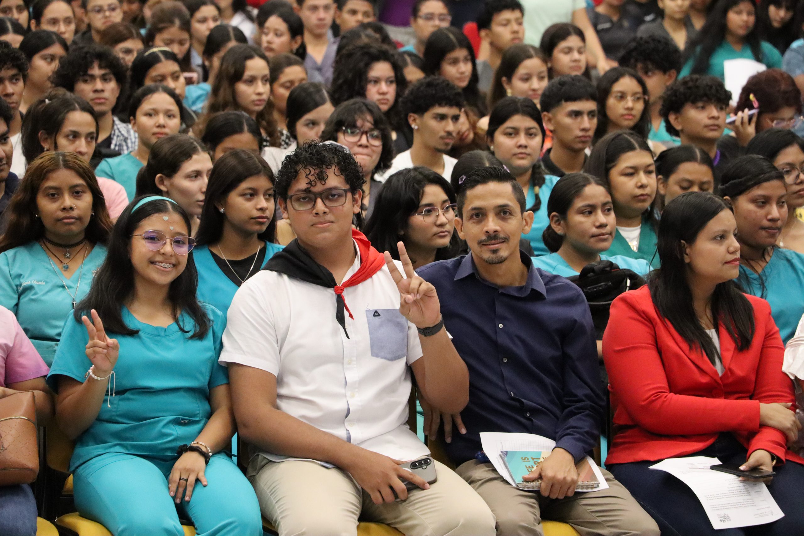 Más de 500 estudiantes de Bioanálisis Clínico y Microbiología fortalecen su formación científica al servicio del pueblo nicaragüense