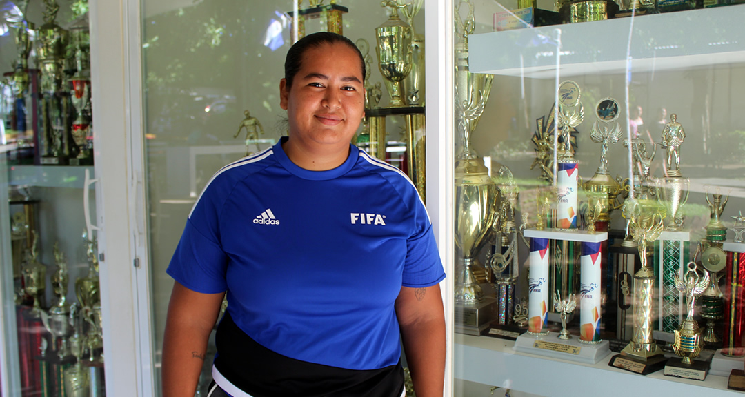 Virna León Sáenz, entrenadora de ligas menores que se profesionaliza en la UNAN-Managua
