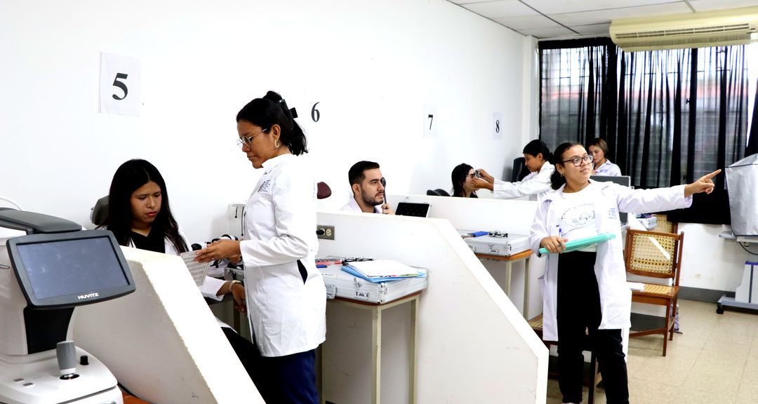 Optometría Médica en la UNAN-Managua: Formación humanística para la salud visual del pueblo