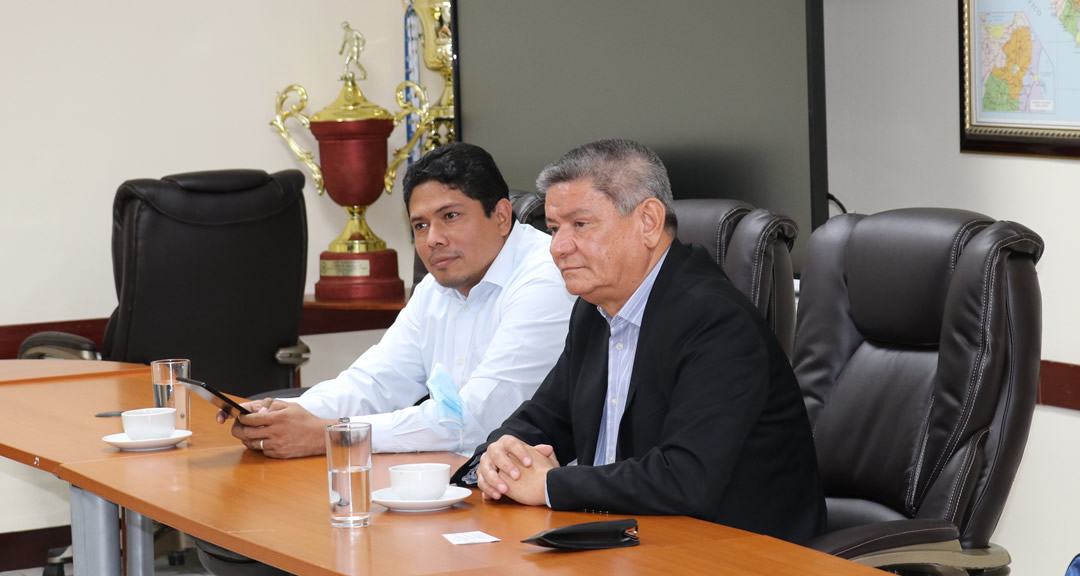 De izq. a der. maestros Johnny Flores Delgadillo y Carlos Jiménez González