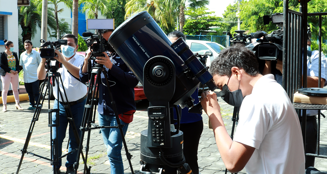 Los asistentes pudieron apreciar el color del Sol con el telescopio instalado por los investigadores de la UNAN-Managua