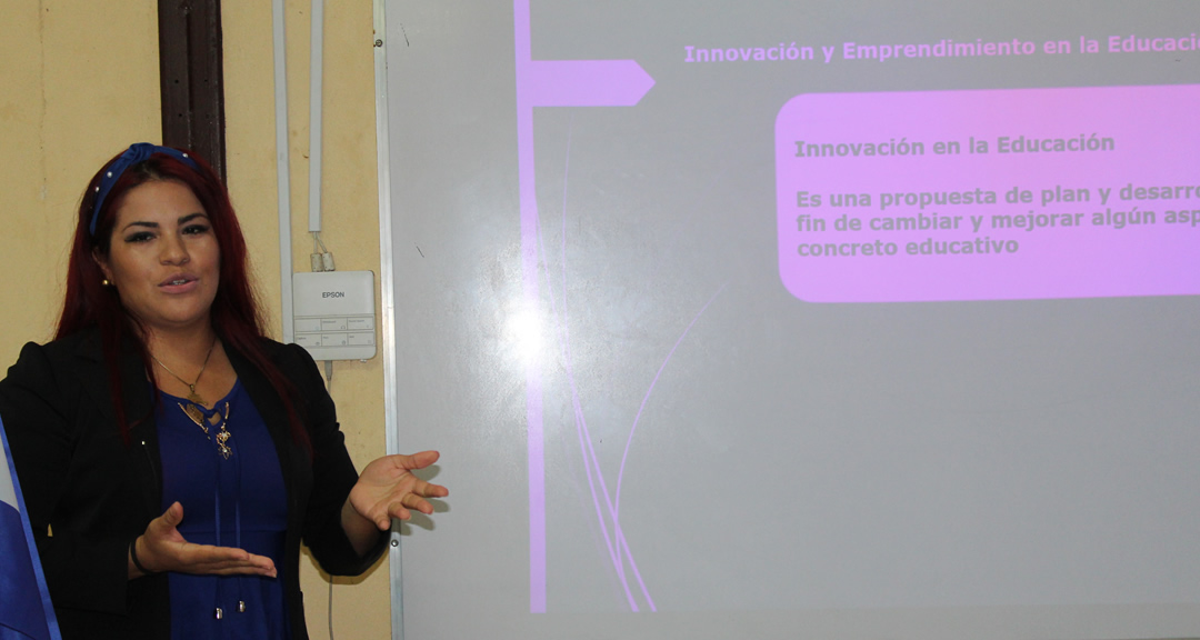 La joven Violeta Rivera Zepeda, estudiante de tercer año de la carrera de Innovación y Emprendimiento durante su defensa.