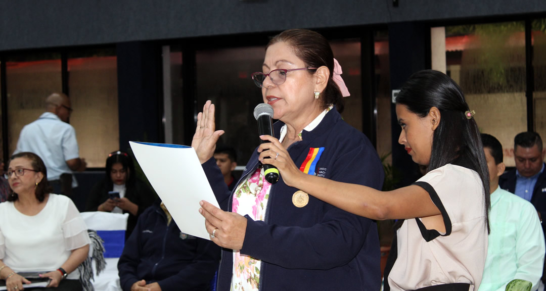 Doctora Ramona Rodríguez Pérez toma promesa de ley de las nuevas autoridades.