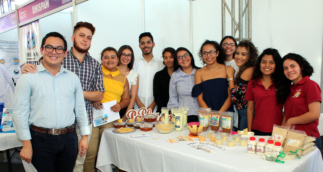 Estudiantes que participaron de la Feria Nicaragua Estudia y Emprende 2020 con sus proyectos de innovación tecnológica y de emprendimiento.