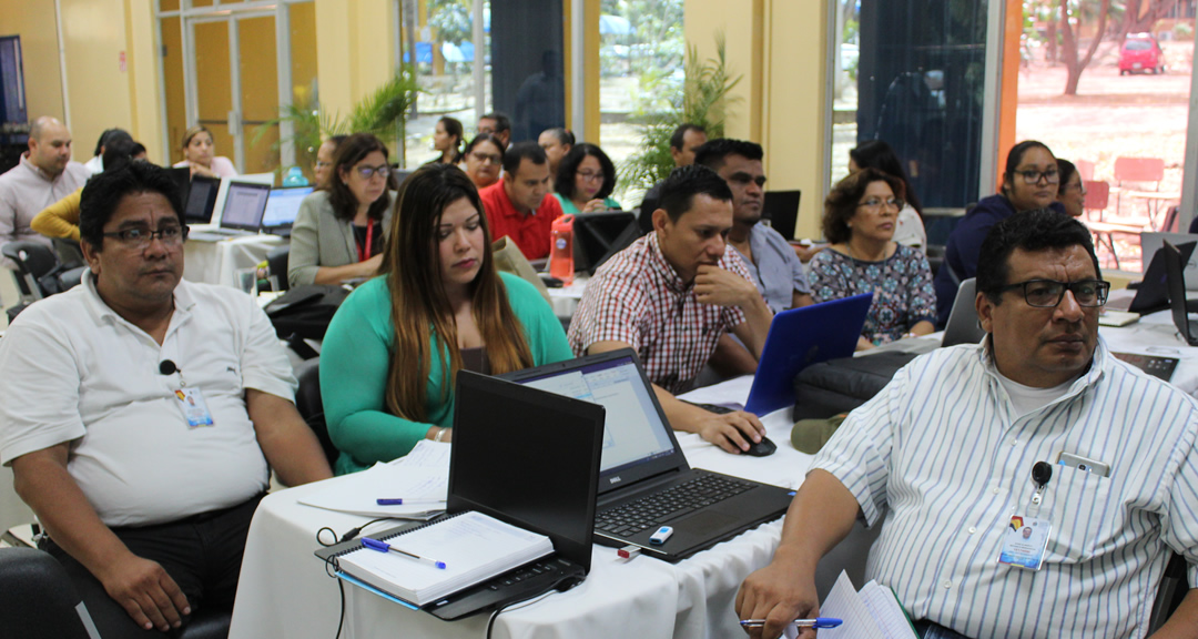 Docentes de la UNAN-Managua durante el taller.