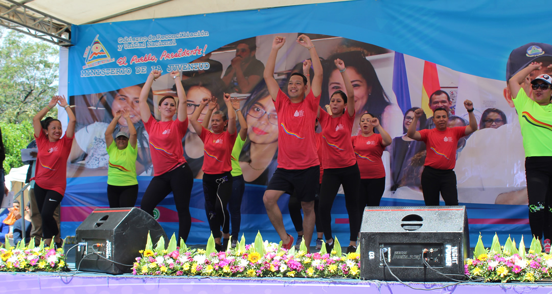 Docentes de la UNAN-Managua Fitness animando el evento.