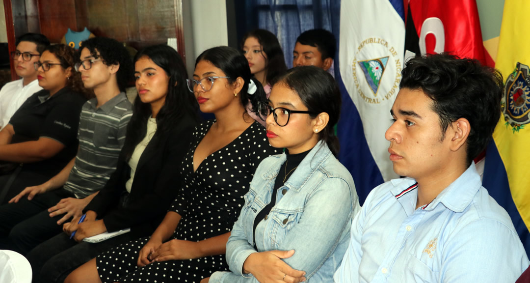 Estudiantes y docentes estuvieron presentes en la actividad.