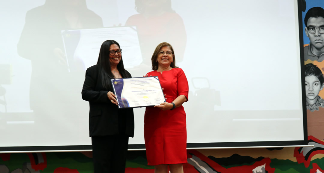 De izq. a der. doctora Maribel Duriez y maestra Ramona Rodríguez Pérez