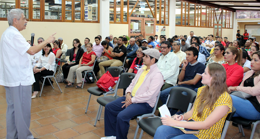 El Dr. Pedro Pablo Rodríguez, Docente investigador del Centro de Estudios Martinianos de Cuba, durante su ponencia en el auditorio de la Biblioteca Central Salomón de la Selva.