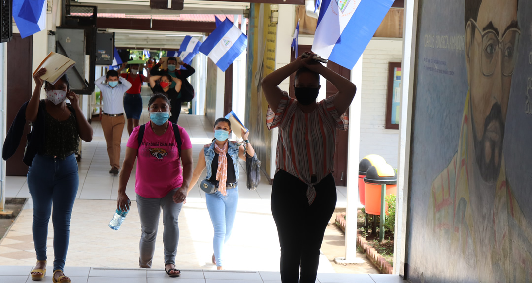 Personal de la UNAN-Managua durante la evacuación